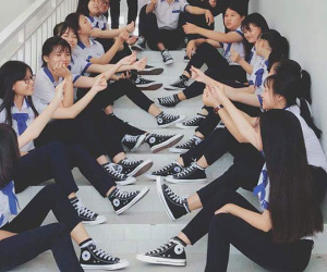 Bức ảnh chất nhất hôm nay: Khoe áo lớp xưa rồi, bây giờ trường người ta đã nâng tầm giày hiệu thế này cơ!