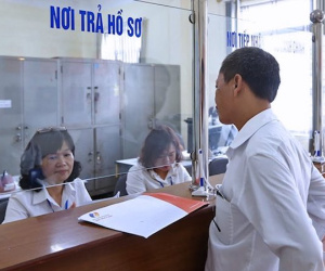 Có thật '9 người dân nuôi 1 cán bộ nhà nước'?