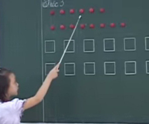 Hàng loạt clip học sinh đọc bằng hình tròn, hình vuông được chia sẻ gây 'bão'