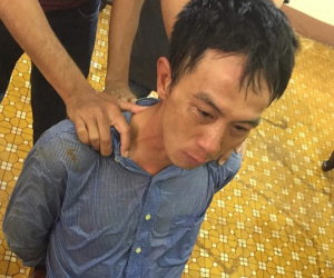 Lên cơn ngáo đá, dùng dao và kim tiêm khống chế con tin tại ngôi nhà hoang