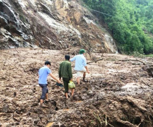 Lũ cuốn phăng trăm nhà: Ngàn người Thanh Hóa sắp hết cái ăn