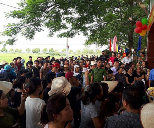 'Những người tố trường lạm thu không có hộ khẩu ở xã Sơn Đồng'