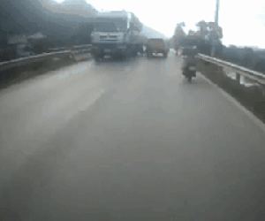Video: Người đàn ông đi ẩu và cú lách người hiểm hóc khiến chiếc xe máy vỡ nát