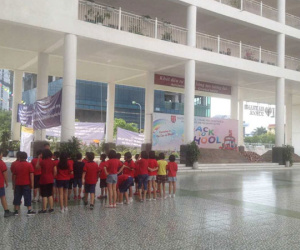 Vụ đổ gạch, cát vào trường Pascal: 'Con có được đi học nữa không?'