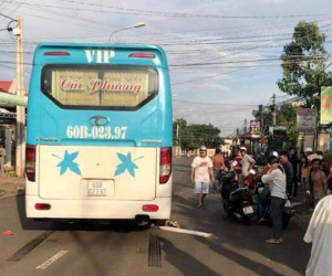 Đồng Nai: Mẹ để con đi mua đồ một mình ngoài đường, bé gái 5 tuổi bị xe khách cán tử vong