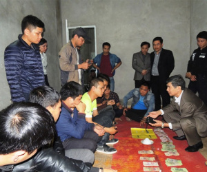 Giám đốc ban quản lý bị bắt quả tang tại sới bạc