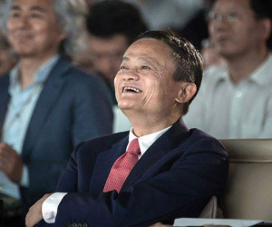 Jack Ma: 'Tôi có thể chẳng bao giờ giàu bằng Bill Gates, nhưng có một việc tôi sẽ làm tốt hơn ông ấy'