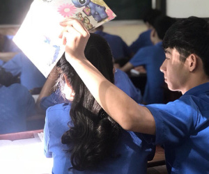 Nhờ hành động ga lăng bất chợt, nam sinh nổi tiếng khắp MXH vì hình ảnh quá sức ngôn tình