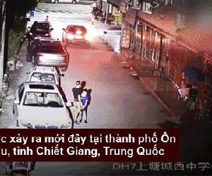 Video: Thót tim cảnh bé gái đang đi bị ô tô cuốn vào gầm