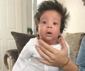 Cậu bé gây sốc cho bác sĩ đỡ đẻ với mái tóc 'có một không hai'