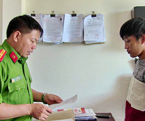 Nghịch điện thoại của bạn chị họ, bé 5 tuổi bị đánh gẫy 2 tay, chấn thương sọ não