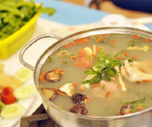 Người đàn ông ở Sài Gòn bị hắt nồi nước lẩu đang sôi vào người