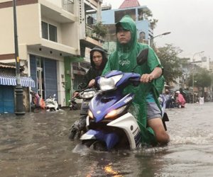 Nhiều tuyến đường Sài Gòn ngập sâu sau mưa lớn