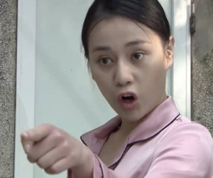 Phim Quỳnh Búp Bê tập 9: Quỳnh cầm bô nước tiểu của con phang bôm bốp lên đầu My Sói