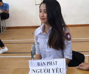Vô tình ngồi ngay 'bàn phát người yêu', cô gái xinh đẹp bỗng nhận được một loạt 'đơn ứng tuyển'