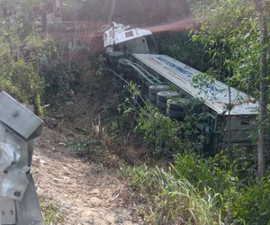 Xe đầu kéo mất lái lao xuống hố sâu 6 m