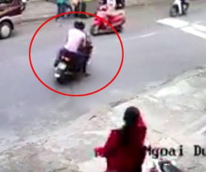 Cô gái đi xe máy bị 2 thanh niên đẩy ngã, cướp xe táo tợn ở Sài Gòn