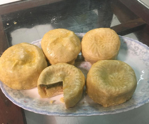 Dân mạng cười ngất với cô gái làm bánh trung thu bằng lò vi sóng, hình thức đã không ra gì mà vị thì 'cún cũng không chịu ăn'