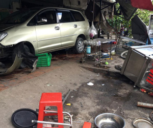 Đang ngồi rửa bát bị ô tô lao vào nhà đâm nguy kịch