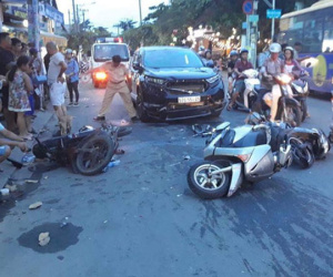 TP.HCM: Ô tô tông liên hoàn 3 xe máy rồi bỏ chạy khiến 3 người nhập viện cấp cứu, trong đó có trẻ em