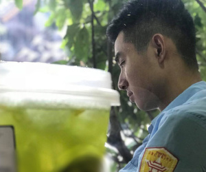 Anh bảo vệ quán trà sữa bất ngờ nổi tiếng MXH vì sở hữu góc nghiêng đẹp trai ra phết!