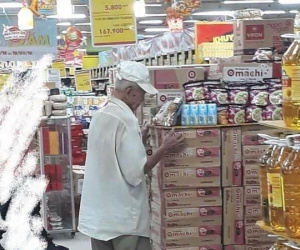 Bức ảnh ông lão cứ 8 giờ tối là tới siêu thị đợi mua cơm thanh lý với giá 10 ngàn đồng khiến MXH dậy sóng