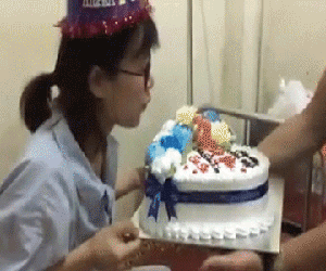 Clip: Vợ đẻ em bé đúng ngày sinh nhật, chồng tâm lý mang bánh vào bệnh viện tặng khiến cô vui sướng nghẹn ngào