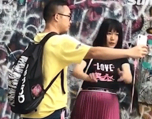 Cô gái gây cười khi dùng bạn trai làm công cụ chụp ảnh