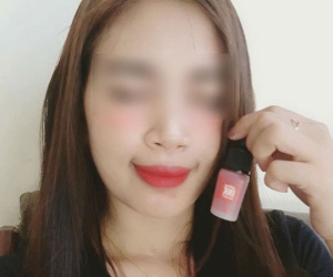Dân mạng ném đá cô gái quỳ gối nài nỉ 'anh trai mưa' mua 2 cây son bạc triệu làm quà sinh nhật mình, dù chưa nhận lời yêu