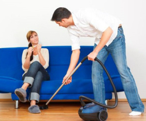Đàn ông làm việc nhà nhiều sẽ ít hấp dẫn phụ nữ