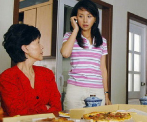 Mẹ chồng liên tục nhắc tôi phải phục vụ cả nhà chồng cho tốt