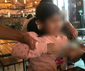Người mẹ đau đớn làm đơn tố cáo gã hàng xóm hiếp dâm con gái 5 tuổi: 'Lúc hỏi, con bé khờ khạo nói bị ông ấy làm đau'