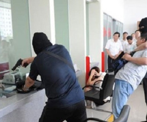 Ở nước ngoài, cướp ngân hàng táo tợn tới mức nào?