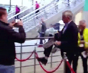 Video: Khoảnh khắc đầy xấu hổ của Mourinho khi ngã sõng soài tại Wembley