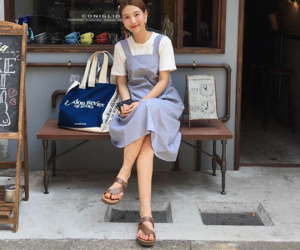 Đừng vội cất những chiếc váy hai dây bởi các nàng có thể diện được muôn kiểu tuyệt xinh trong tiết thu se lạnh