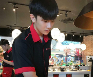 Nam phục vụ bàn ở Sài Gòn được tìm kiếm sau ảnh chụp lén đẹp trai