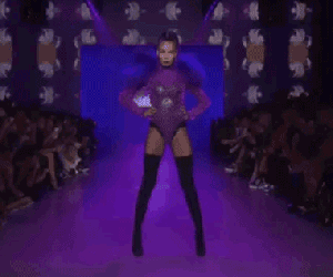 Người mẫu gây sốc với màn catwalk 'liên hoàn quẩy' thót tim nhất New York Fashion Week