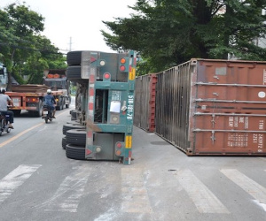 Ôm cua gấp xe container lật ngang bên đường, 2 người trọng thương