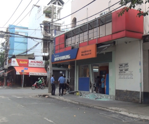 Tài xế nghi say xỉn điều khiển xế hộp tông vào ngân hàng ở Sài Gòn rồi lái xe tẩu thoát