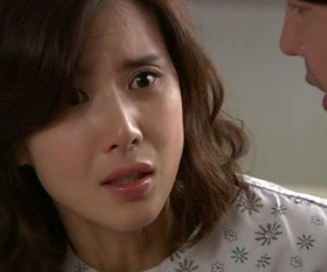 Thể hiện lòng hiếu thuận với bố chồng bằng một chiếc gối mát xa nhưng vợ lại khóc nghẹn khi chứng kiến phản ứng của chồng