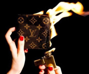 Vì sao các thương hiệu xa xỉ đốt hủy hàng ế?