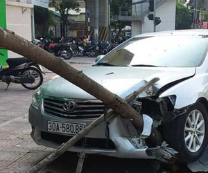 Xế hộp Camry tông liên hoàn trên phố Hà Nội, 2 người bị thương
