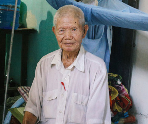 Câu chuyện đáng thương phía sau bức ảnh cụ ông ở Đà Nẵng cứ 20 giờ là tới siêu thị mua cơm thanh lý 10.000 đồng