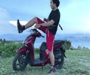 Dân mạng trố mắt khi 'quái vật' SH bỗng nhiên bé nhỏ như xe điện bên anh chàng có chiều cao khủng