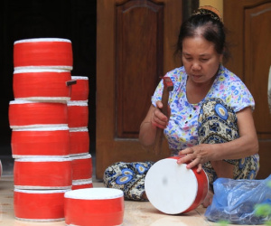 Dây chuyền làm 100.000 trống trung thu mỗi năm ở Hưng Yên