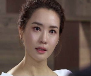 Đêm tân hôn ngồi đếm tiền mừng cưới, tôi tá hỏa khi phát hiện ra phong bì kèm lời nhắn lạ gửi chồng