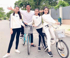 MC Quyền Linh kỷ niệm 13 năm ngày cưới bên... xe đạp và dép tổ ong