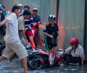 Nhiều người Sài Gòn ngã nhào trên đường ngập ngày triều cường