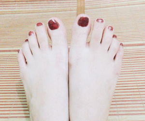 Sở hữu đôi chân 'nuột' như gái đôi mươi, chàng trai kêu trời vì suốt ngày bị người yêu đem ra tập sơn móng chân
