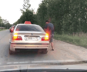 Video: Khách vứt chai nước ra đường, tài xế taxi 'vứt' luôn khách ra khỏi xe